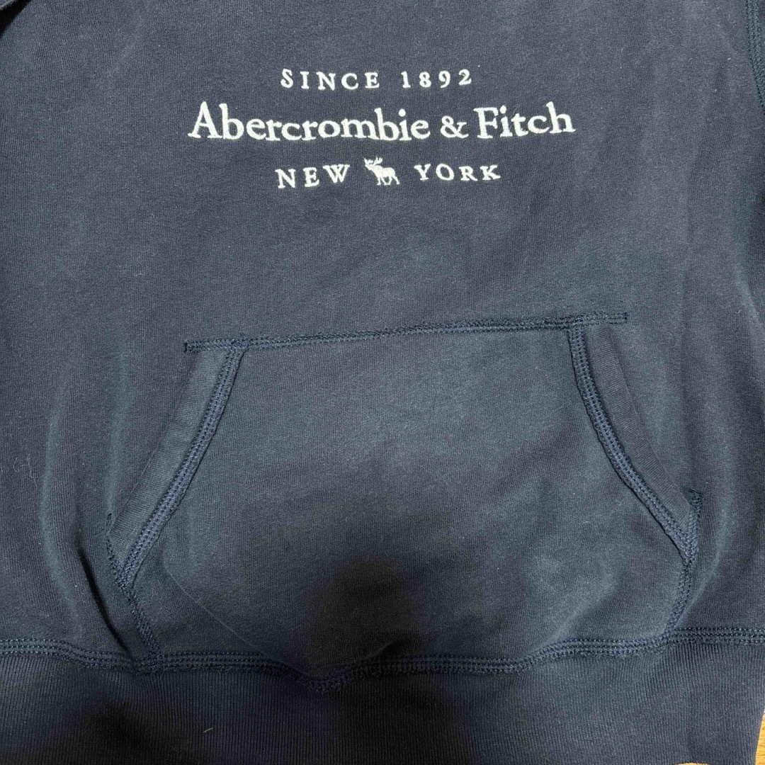 Abercrombie&Fitch(アバクロンビーアンドフィッチ)のアバクロ　フード付きパーカ　ネイビー　紺 レディースのトップス(パーカー)の商品写真