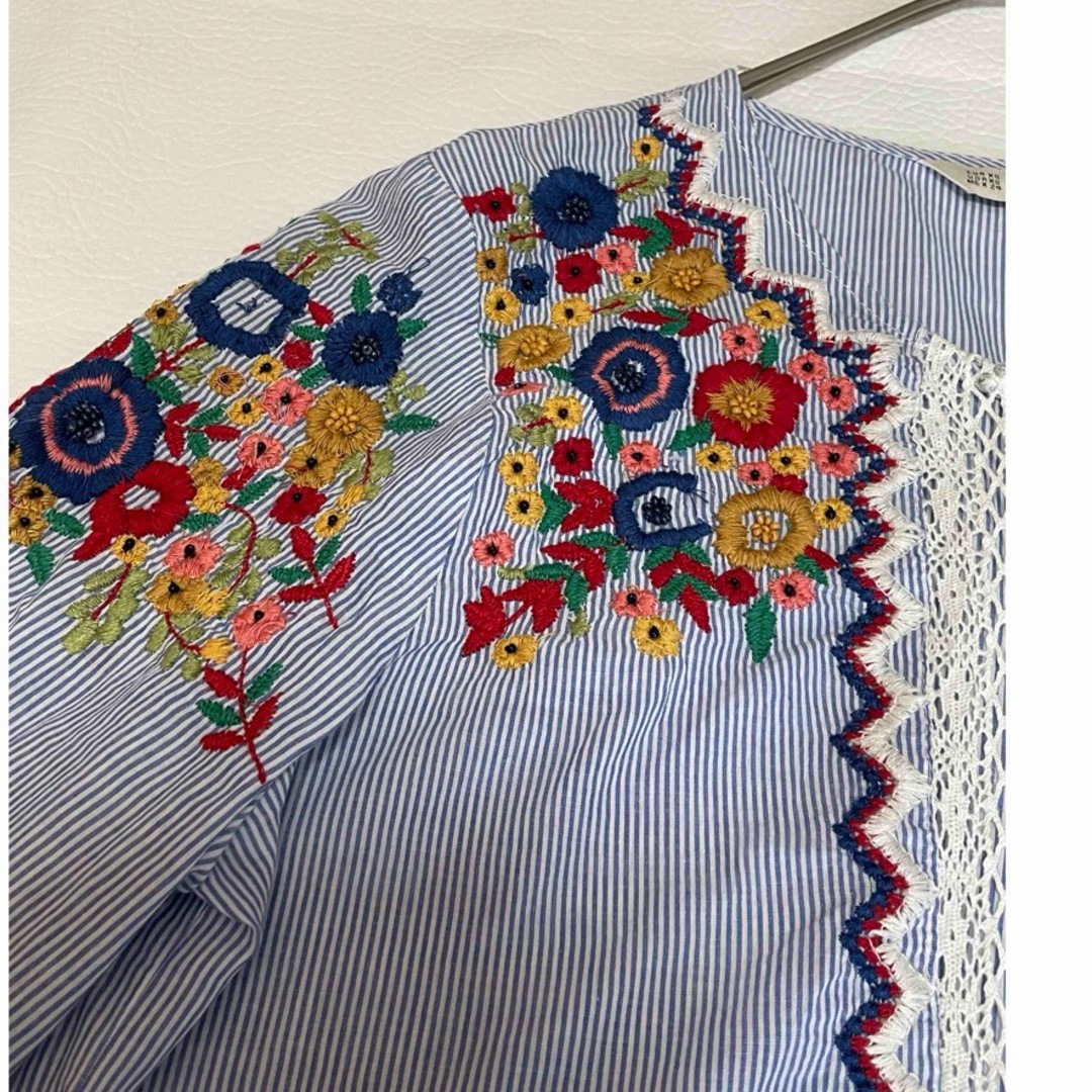 ZARA(ザラ)のZARABASIC ストライプ　花刺繍　エンブロイダリーシャツ　コットン100% レディースのトップス(シャツ/ブラウス(長袖/七分))の商品写真