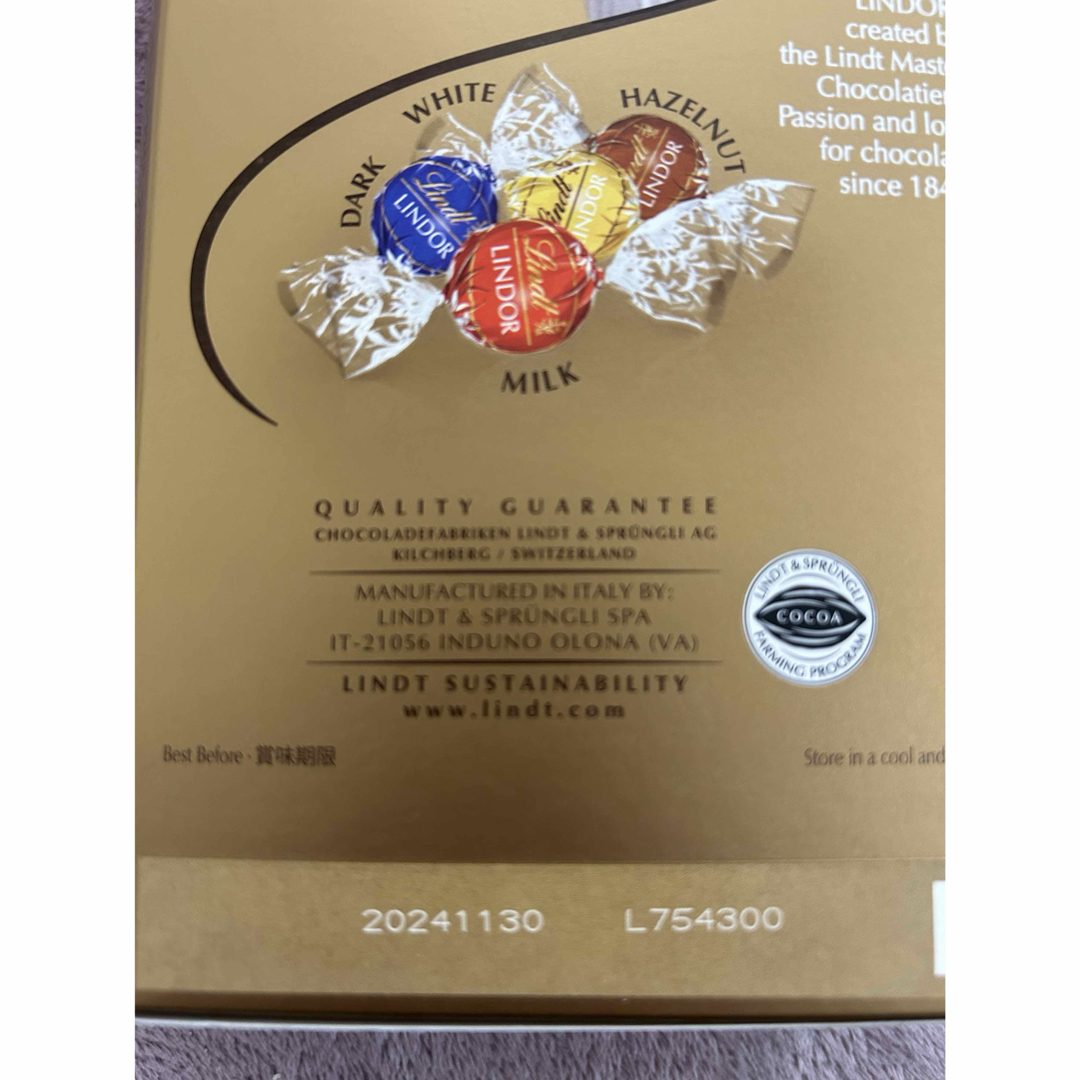 Lindt(リンツ)の【即日匿名発送】リンツ リンドール ダーク チョコレート60個 コストコ 食品/飲料/酒の食品(菓子/デザート)の商品写真