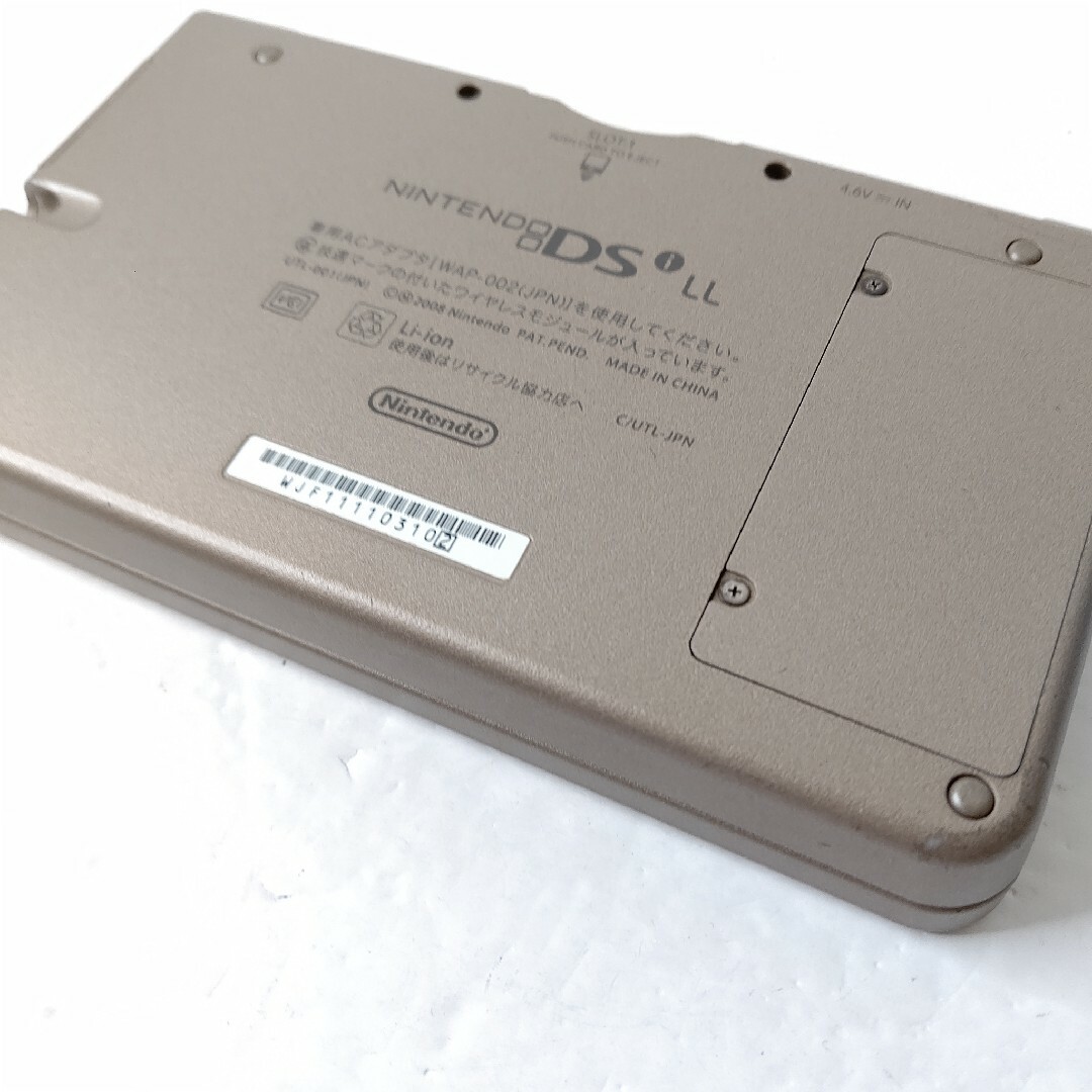 ニンテンドーDS(ニンテンドーDS)のNintendo　ニンテンドーDSiLL　ダークブラウン　美品　任天堂　ゲーム機 エンタメ/ホビーのゲームソフト/ゲーム機本体(携帯用ゲーム機本体)の商品写真