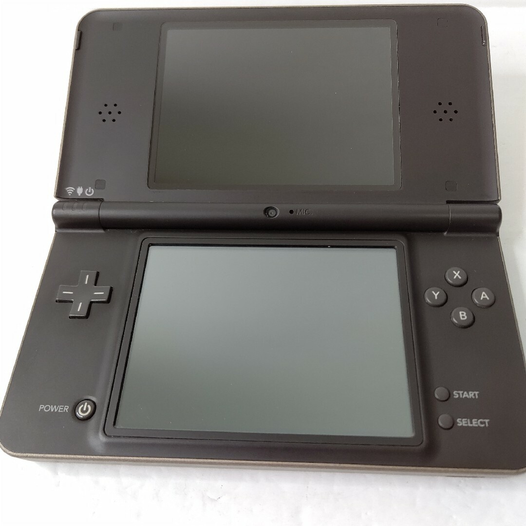 ニンテンドーDS(ニンテンドーDS)のNintendo　ニンテンドーDSiLL　ダークブラウン　美品　任天堂　ゲーム機 エンタメ/ホビーのゲームソフト/ゲーム機本体(携帯用ゲーム機本体)の商品写真