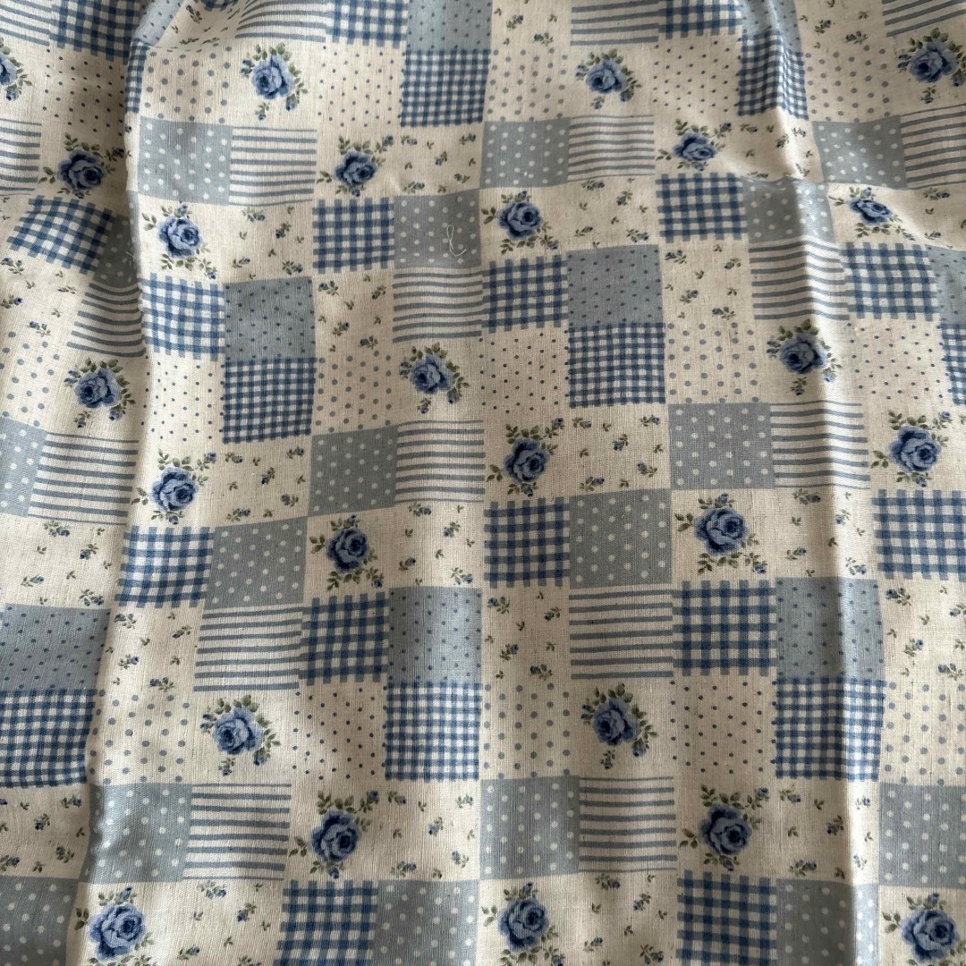 ハギレ　　ブルー系　バラパッチワーク風 ハンドメイドの素材/材料(生地/糸)の商品写真