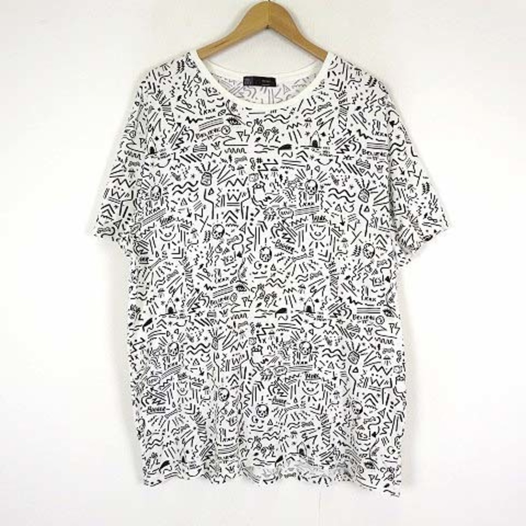 Bershka(ベルシュカ)のベルシュカ Bershka Tシャツ 総柄 イラスト プリント半袖 XL 白 黒 メンズのトップス(Tシャツ/カットソー(半袖/袖なし))の商品写真