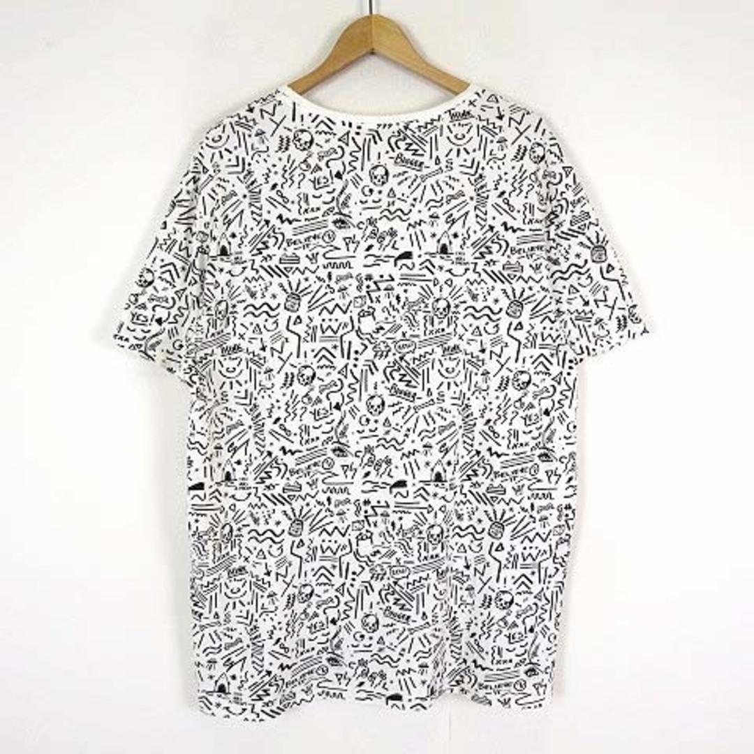 Bershka(ベルシュカ)のベルシュカ Bershka Tシャツ 総柄 イラスト プリント半袖 XL 白 黒 メンズのトップス(Tシャツ/カットソー(半袖/袖なし))の商品写真