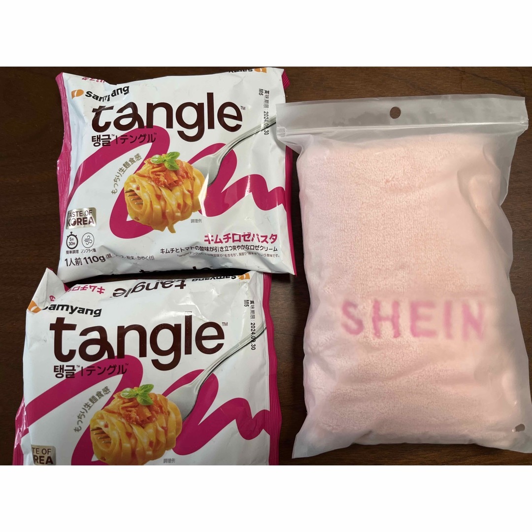 テングル　キムチロゼパスタ　2個　SHEIN タオル　ピンク　1枚　セット 食品/飲料/酒の食品(麺類)の商品写真