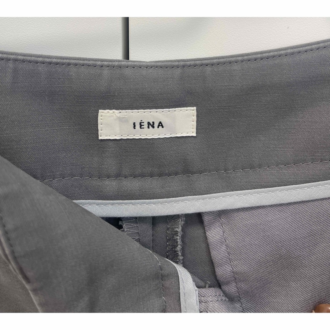 IENA(イエナ)のIENA クロップドタックパンツ グレー ワイド きれいめ 36 レディースのパンツ(クロップドパンツ)の商品写真