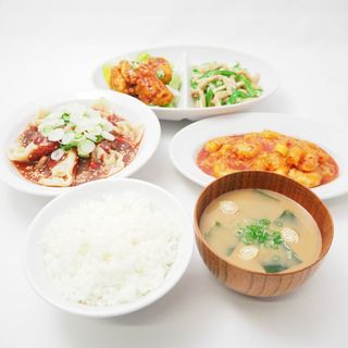 美品 エビチリ 油淋鶏 青椒肉絲 餃子 みそ汁 ごはん 食品サンプル 5点 セット おまとめ 実物大 中華 展示用 HO329 (その他)