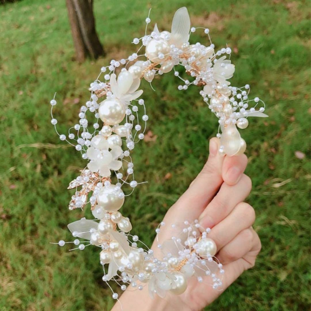 パールヘアカチューシャ　花嫁 結婚式　フラワー　花飾り ブライダル かんむり レディースのヘアアクセサリー(カチューシャ)の商品写真