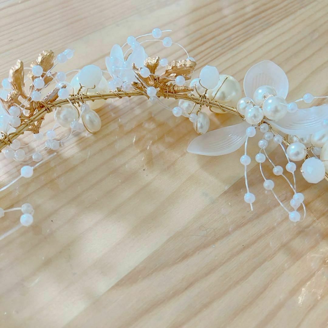 パールヘアカチューシャ　花嫁 結婚式　フラワー　花飾り ブライダル かんむり レディースのヘアアクセサリー(カチューシャ)の商品写真