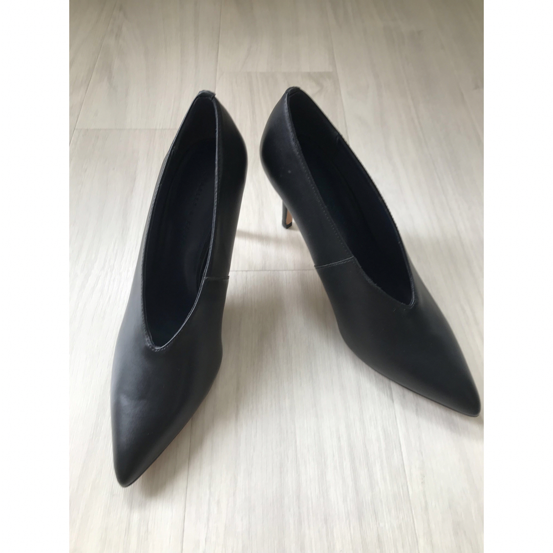 Charles and Keith(チャールズアンドキース)の未使用 Charles & Keith Vパンプス サイズ38ブラック 9cm  レディースの靴/シューズ(ハイヒール/パンプス)の商品写真