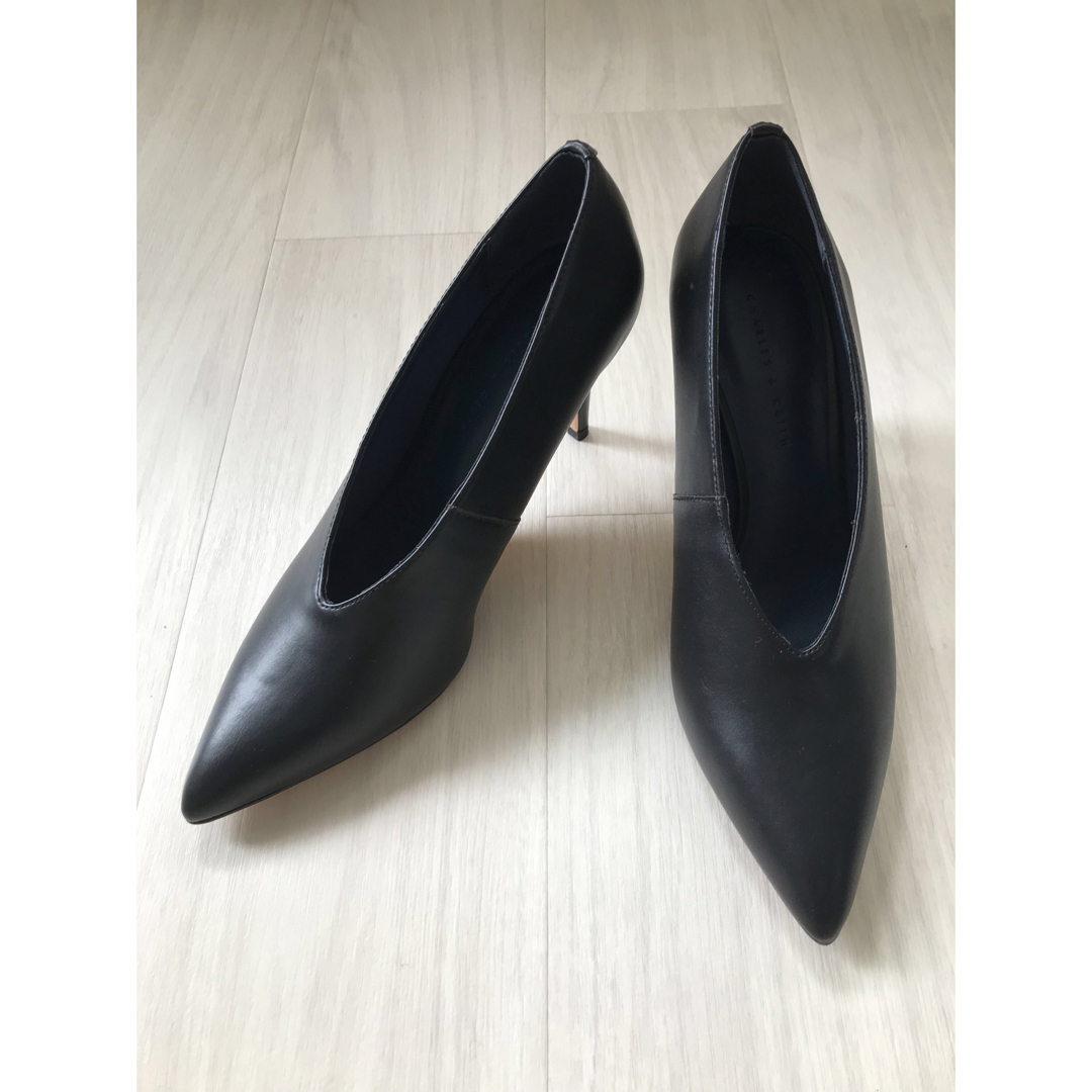 Charles and Keith(チャールズアンドキース)の未使用 Charles & Keith Vパンプス サイズ38ブラック 9cm  レディースの靴/シューズ(ハイヒール/パンプス)の商品写真