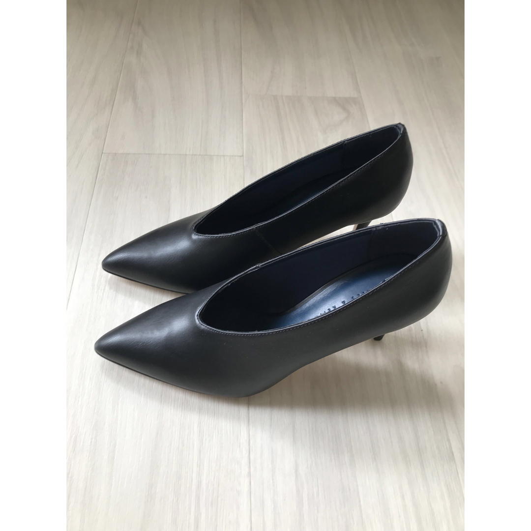 Charles and Keith(チャールズアンドキース)の未使用 Charles & Keith Vパンプス サイズ38ブラック 9cm  レディースの靴/シューズ(ハイヒール/パンプス)の商品写真