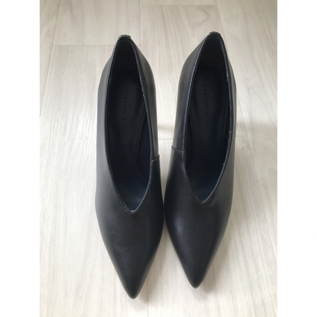 Charles and Keith(チャールズアンドキース)の未使用 Charles & Keith Vパンプス サイズ38ブラック 9cm  レディースの靴/シューズ(ハイヒール/パンプス)の商品写真