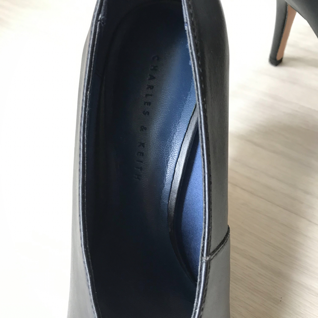 Charles and Keith(チャールズアンドキース)の未使用 Charles & Keith Vパンプス サイズ38ブラック 9cm  レディースの靴/シューズ(ハイヒール/パンプス)の商品写真