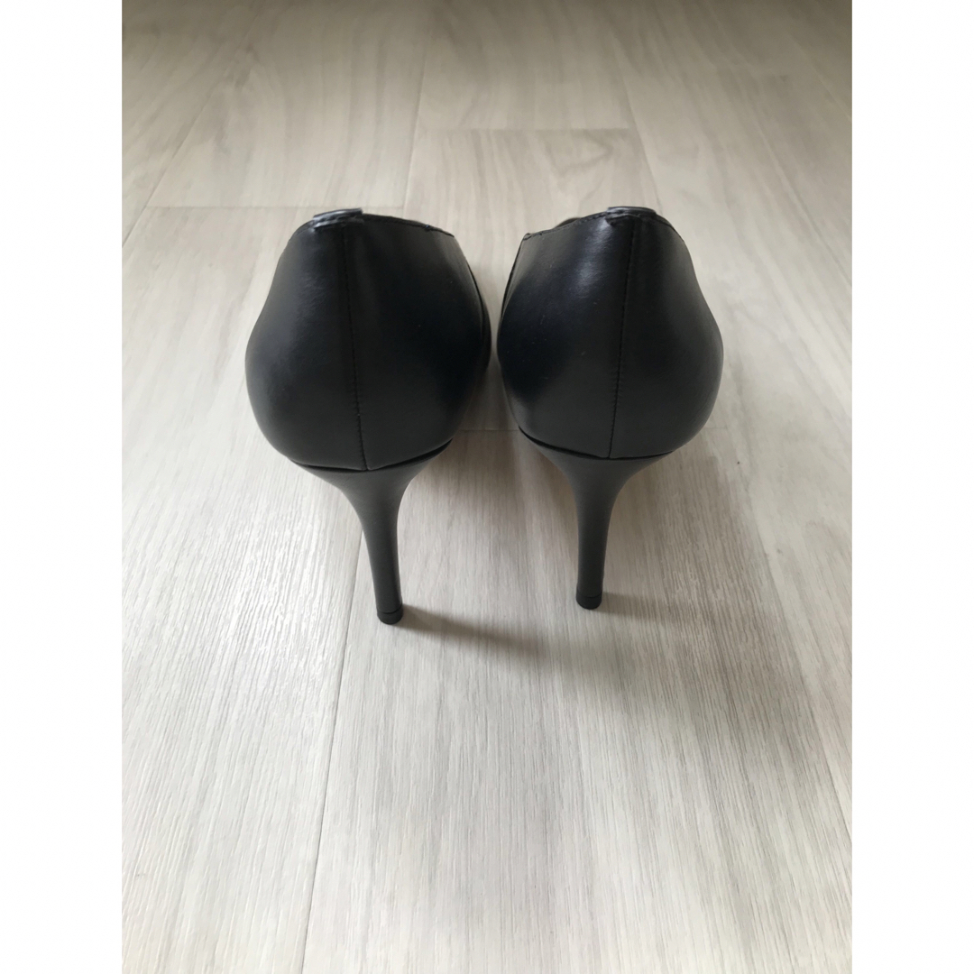 Charles and Keith(チャールズアンドキース)の未使用 Charles & Keith Vパンプス サイズ38ブラック 9cm  レディースの靴/シューズ(ハイヒール/パンプス)の商品写真