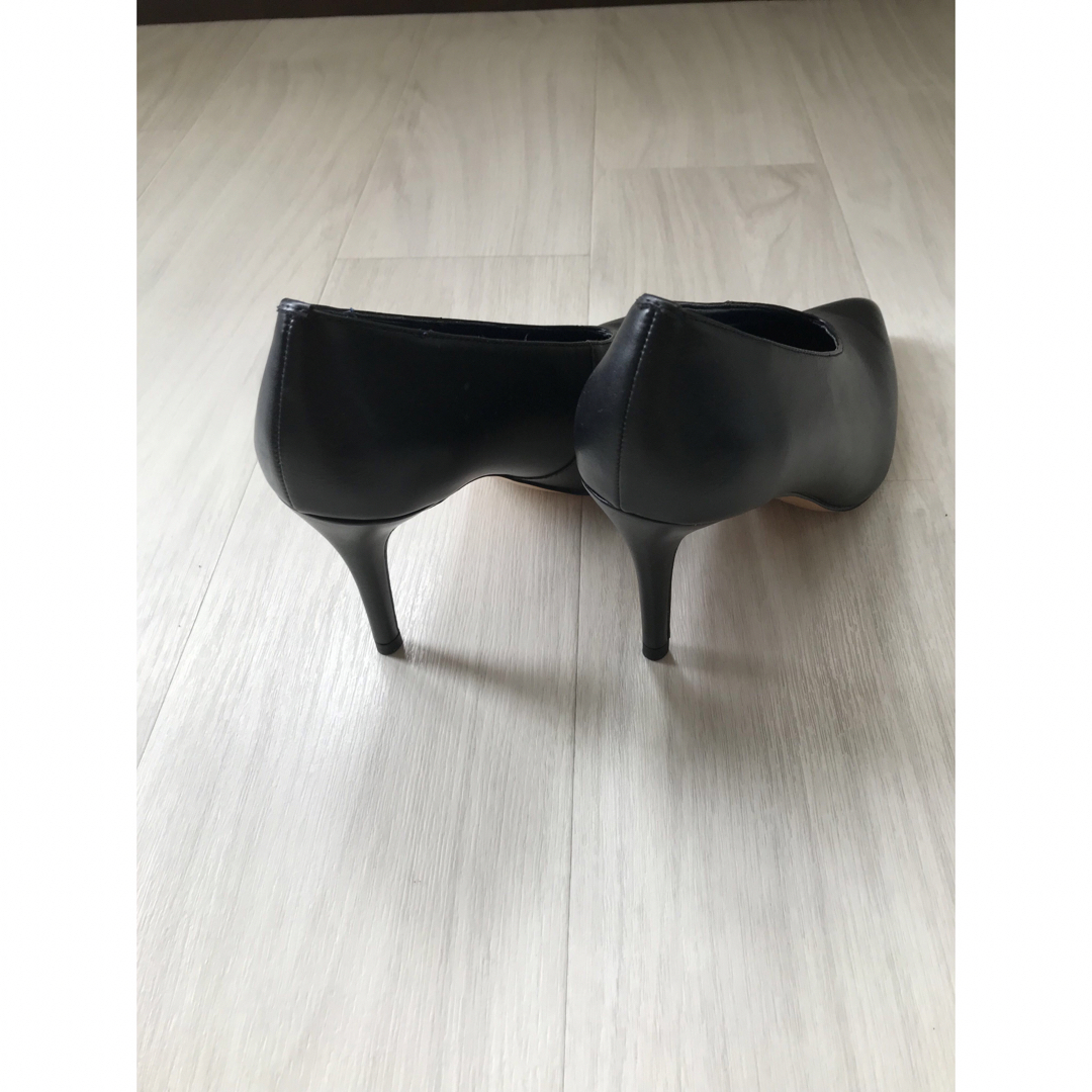 Charles and Keith(チャールズアンドキース)の未使用 Charles & Keith Vパンプス サイズ38ブラック 9cm  レディースの靴/シューズ(ハイヒール/パンプス)の商品写真