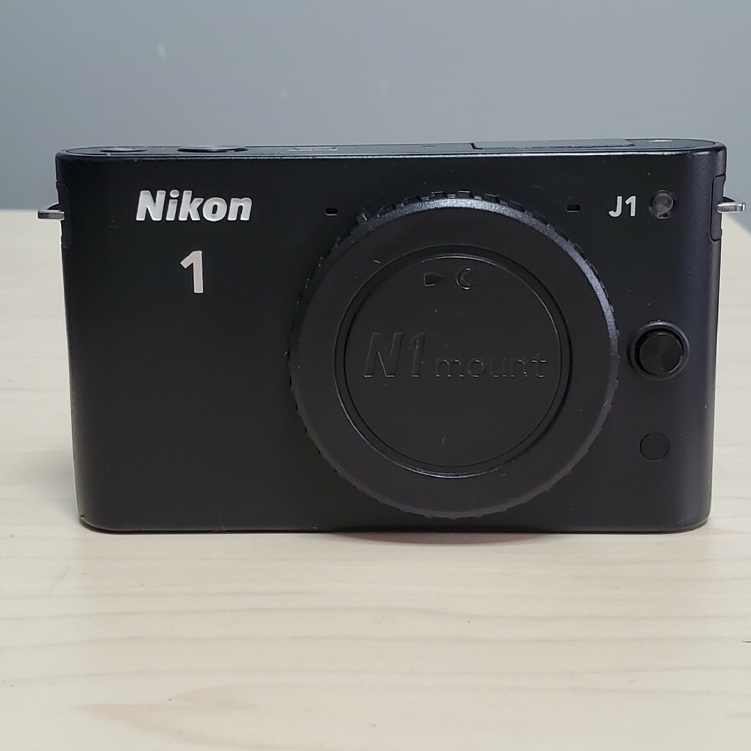 Nikon(ニコン)の訳あり Nikon 1 J1 ボディブラック ショット数 約5,600回 スマホ/家電/カメラのカメラ(ミラーレス一眼)の商品写真