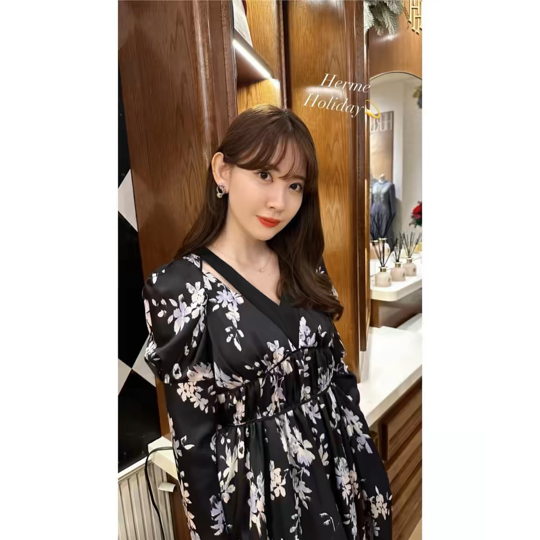 Her lip to(ハーリップトゥ)の【新品】Herlipto Muse Floral Cut-Out Dress レディースのワンピース(ロングワンピース/マキシワンピース)の商品写真