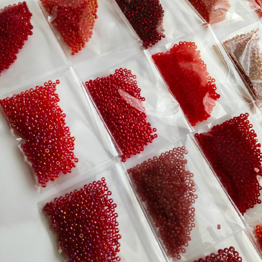ビーズコレクションA　丸小赤系30カラー ハンドメイドの素材/材料(各種パーツ)の商品写真