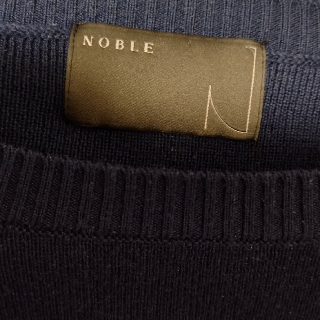 Noble(ノーブル)のNoble ラッフル袖長袖ニット セーター ショート丈 ネイビー クルーネック レディースのトップス(ニット/セーター)の商品写真