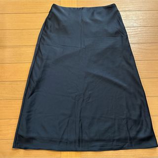 ユニクロ(UNIQLO)のUNIQLO サテンナローフレアスカート BLACK size64(その他)