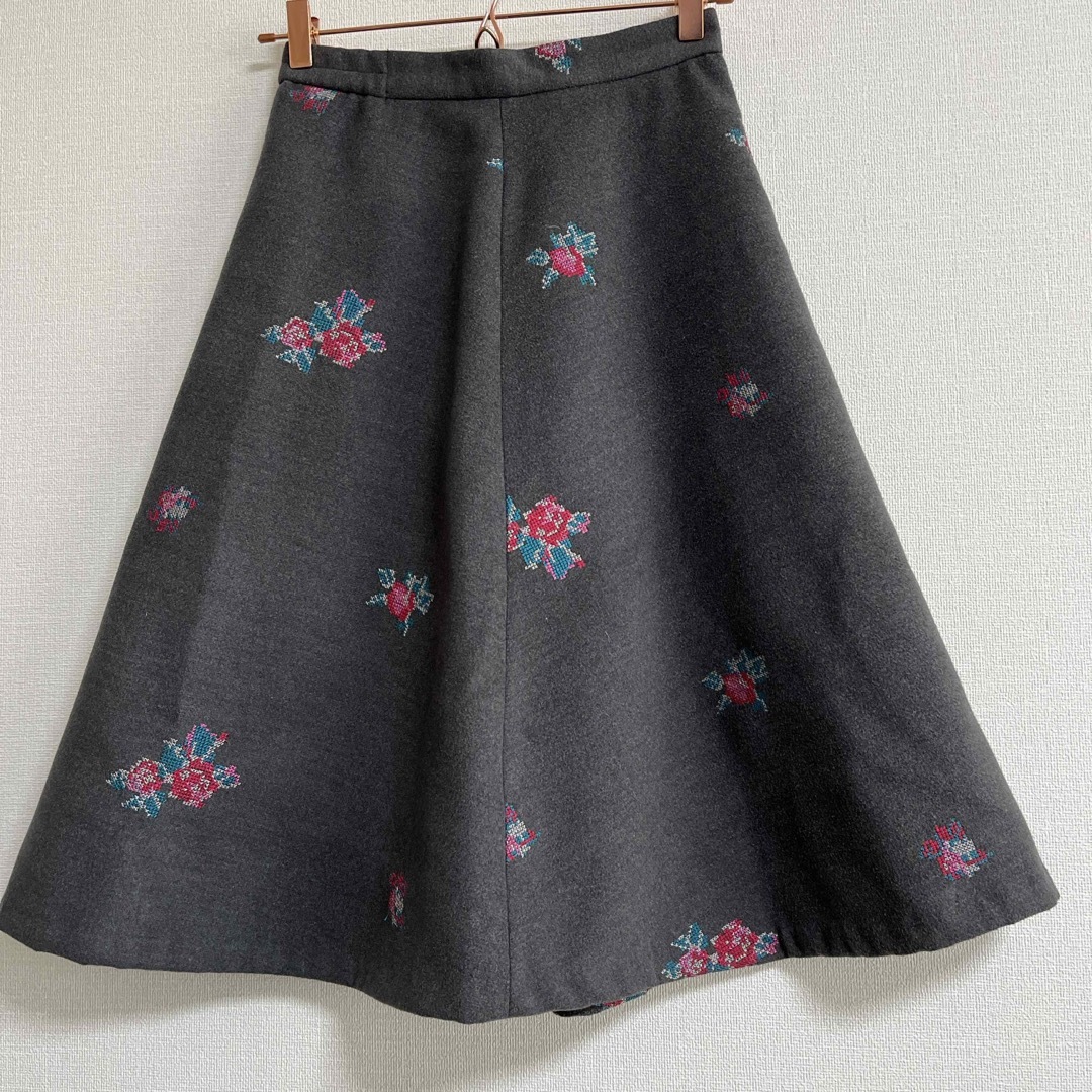 aquagirl(アクアガール)のAG アクアガール　刺繍　スカート レディースのスカート(ひざ丈スカート)の商品写真