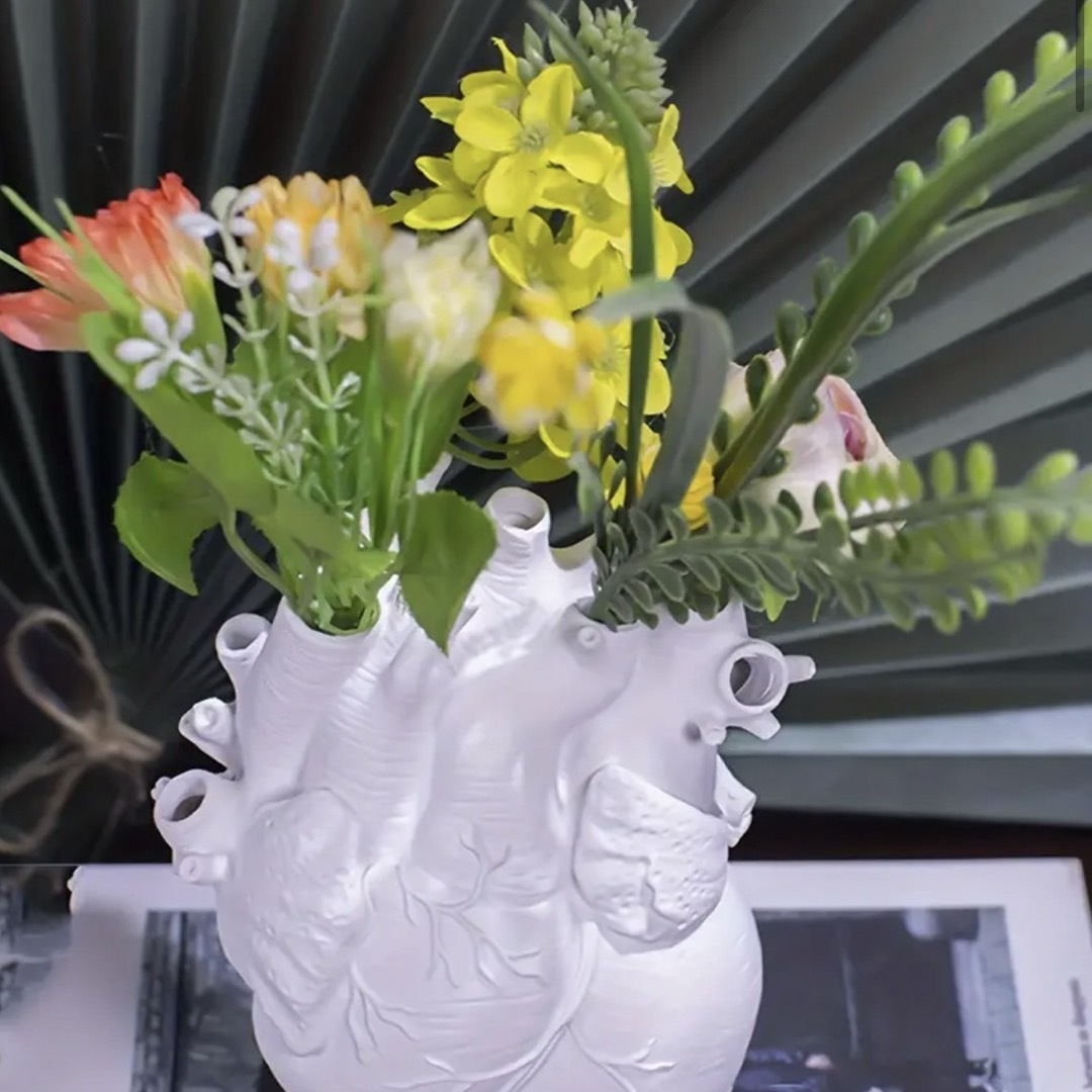 花瓶　花　生花　植物　置物　心臓　アート　ハート インテリア/住まい/日用品のインテリア小物(花瓶)の商品写真