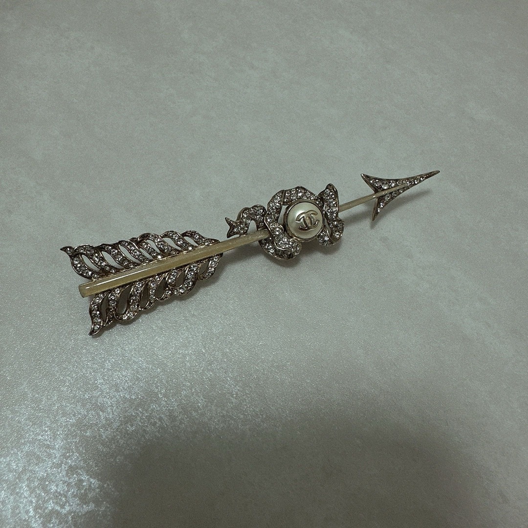 CHANEL(シャネル)のCHANEL シャネル ブローチ broochシャンパンゴールド 矢 arrow レディースのアクセサリー(ブローチ/コサージュ)の商品写真