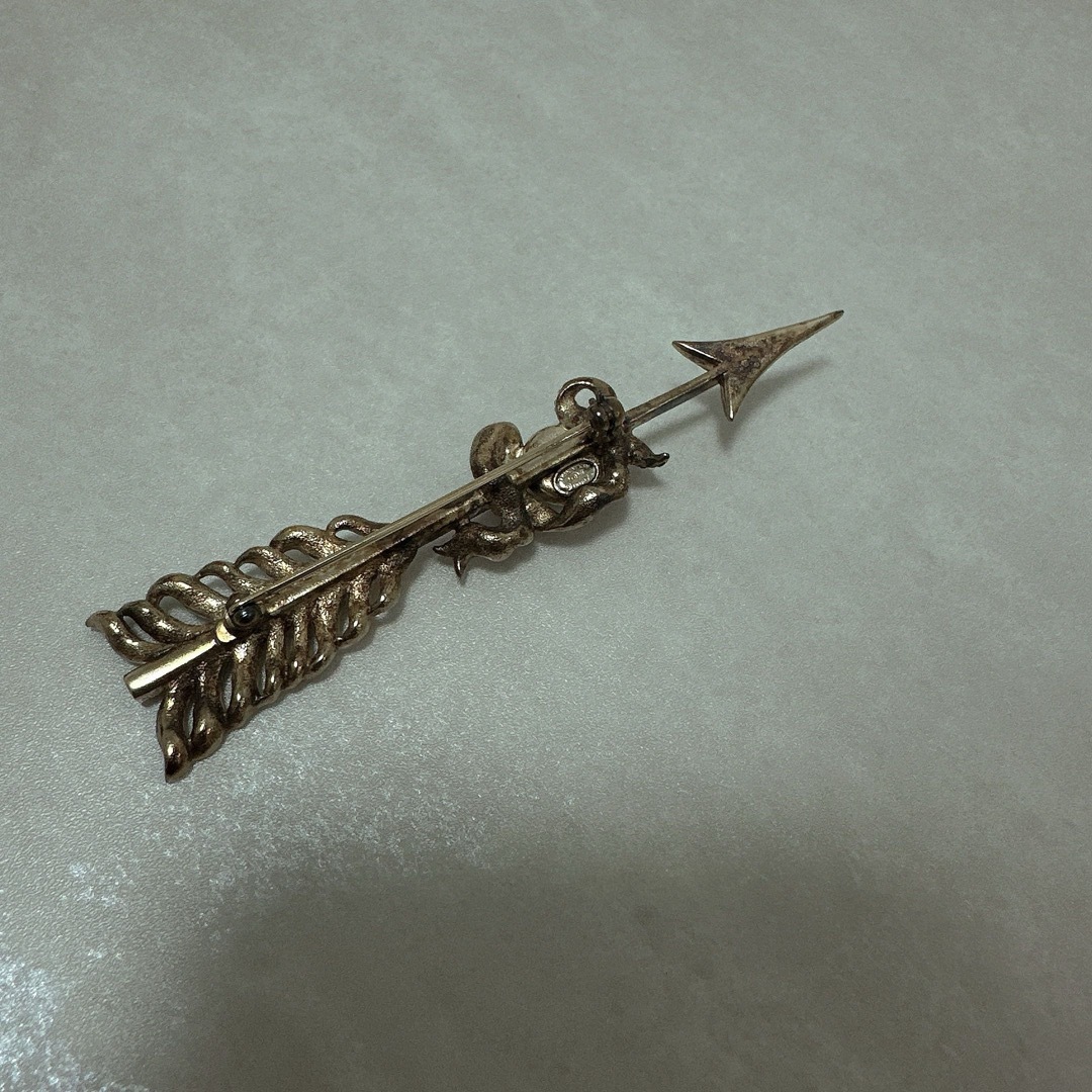 CHANEL(シャネル)のCHANEL シャネル ブローチ broochシャンパンゴールド 矢 arrow レディースのアクセサリー(ブローチ/コサージュ)の商品写真