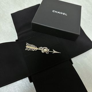 シャネル(CHANEL)のCHANEL シャネル ブローチ broochシャンパンゴールド 矢 arrow(ブローチ/コサージュ)