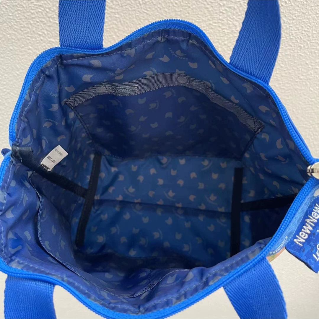LeSportsac(レスポートサック)の【新品】レスポートサック137 キャットコンパクトショルダーバッグ　トートバッグ レディースのバッグ(ショルダーバッグ)の商品写真