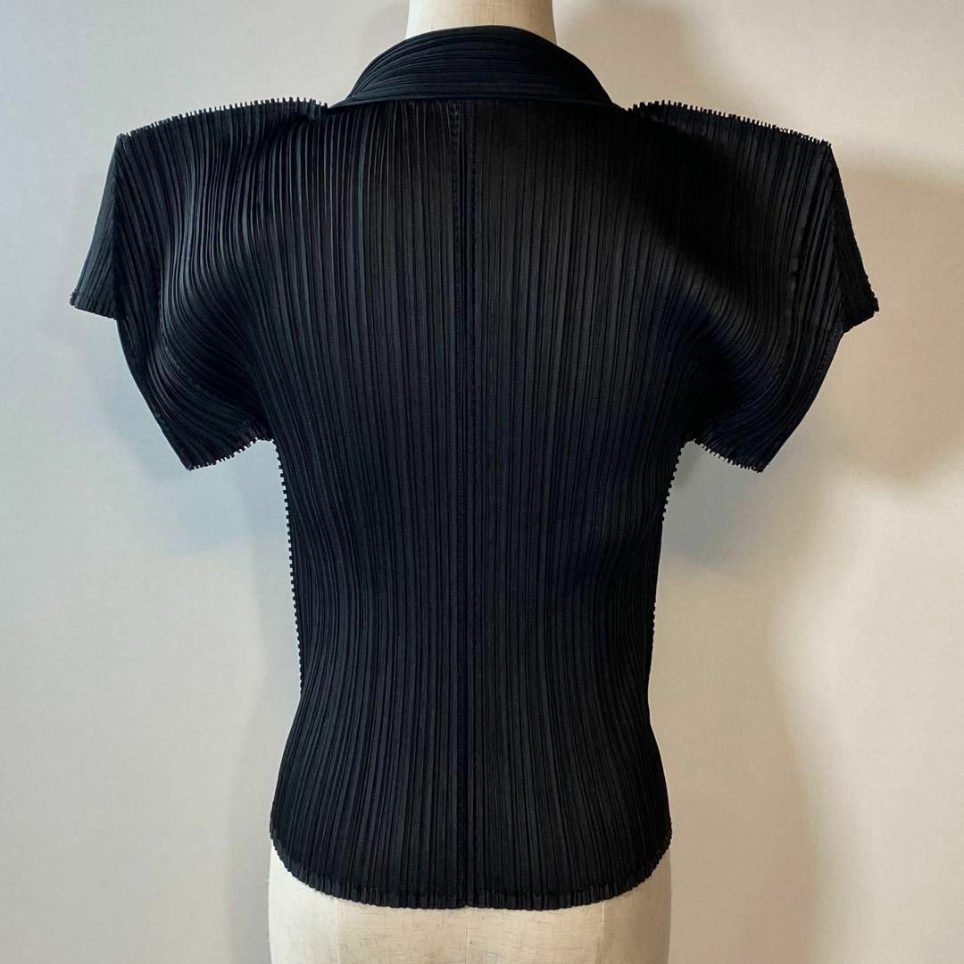 PLEATS PLEASE ISSEY MIYAKE(プリーツプリーズイッセイミヤケ)のプリーツプリーズ　ボリュームショルダースキッパーシャツ　ブラック4(XL) 変形 レディースのトップス(シャツ/ブラウス(半袖/袖なし))の商品写真