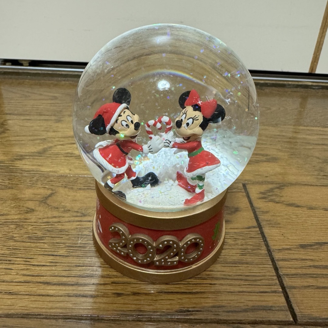 Disney(ディズニー)のディズニーストア　クリスマス　スノードーム　スノーグローブ エンタメ/ホビーのおもちゃ/ぬいぐるみ(キャラクターグッズ)の商品写真