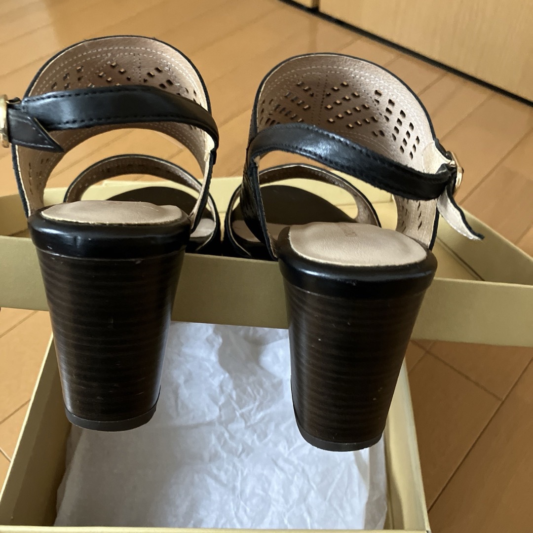 MODE KAORI(モードカオリ)のMODE KAORI パンチングサンダル　レザー　革　ブラック　黒 レディースの靴/シューズ(サンダル)の商品写真