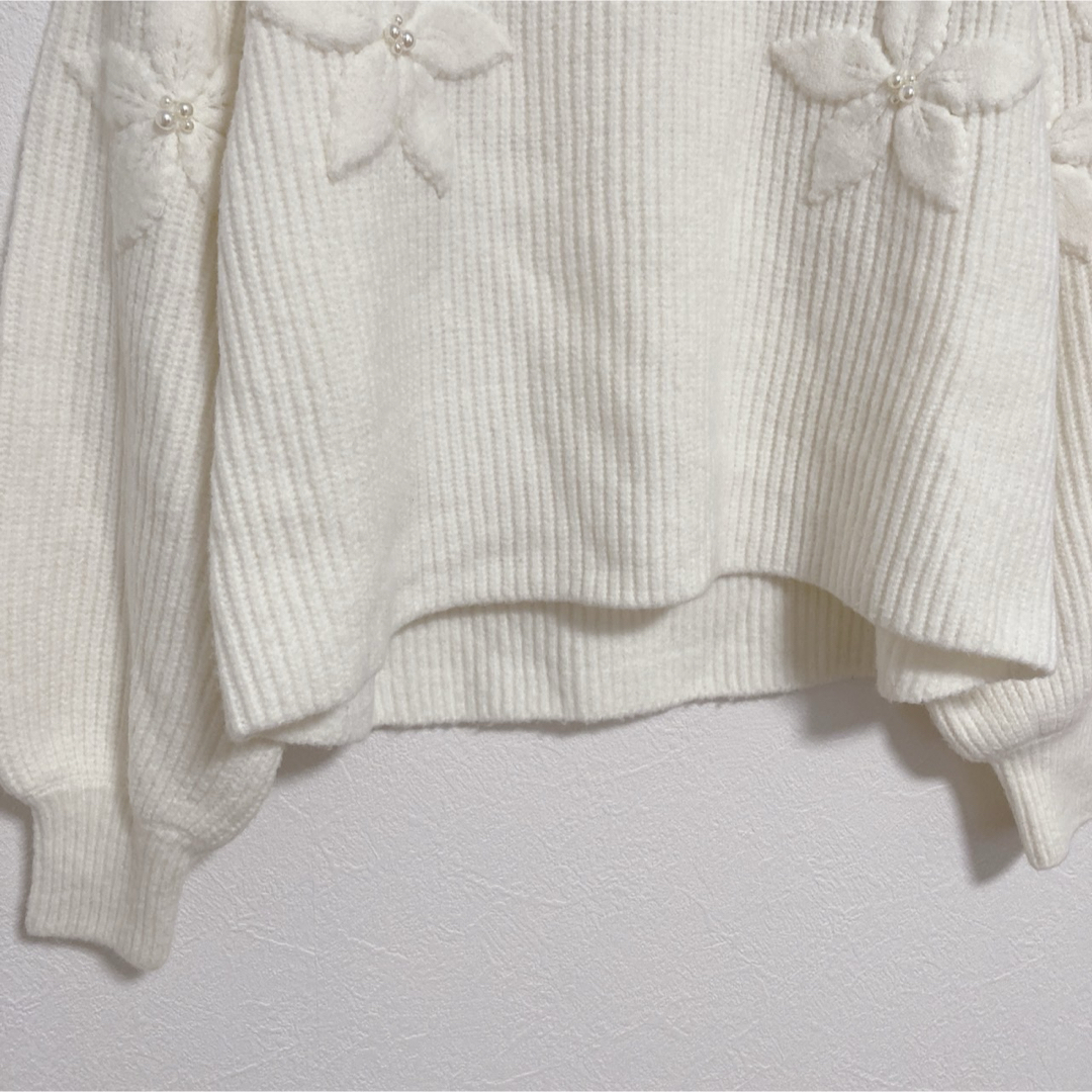 Noela(ノエラ)のNoela フラワーモチーフニット 刺繍 パール ホワイト  フリーサイズ レディースのトップス(ニット/セーター)の商品写真