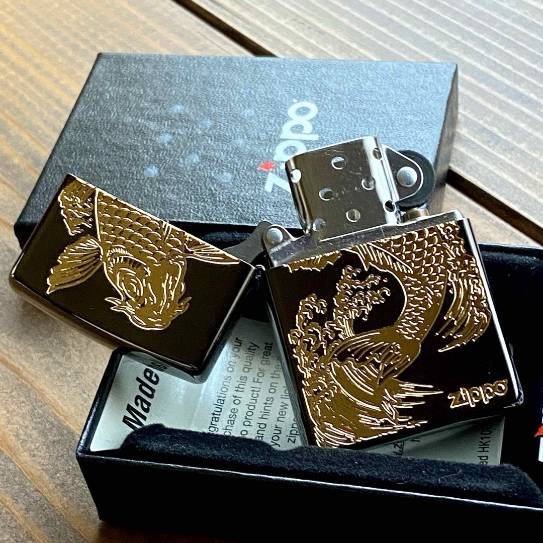 ZIPPO(ジッポー)のZIPPO 鯉 ブラック＆ゴールド 昇鯉 ジッポー 和柄 メンズのファッション小物(タバコグッズ)の商品写真