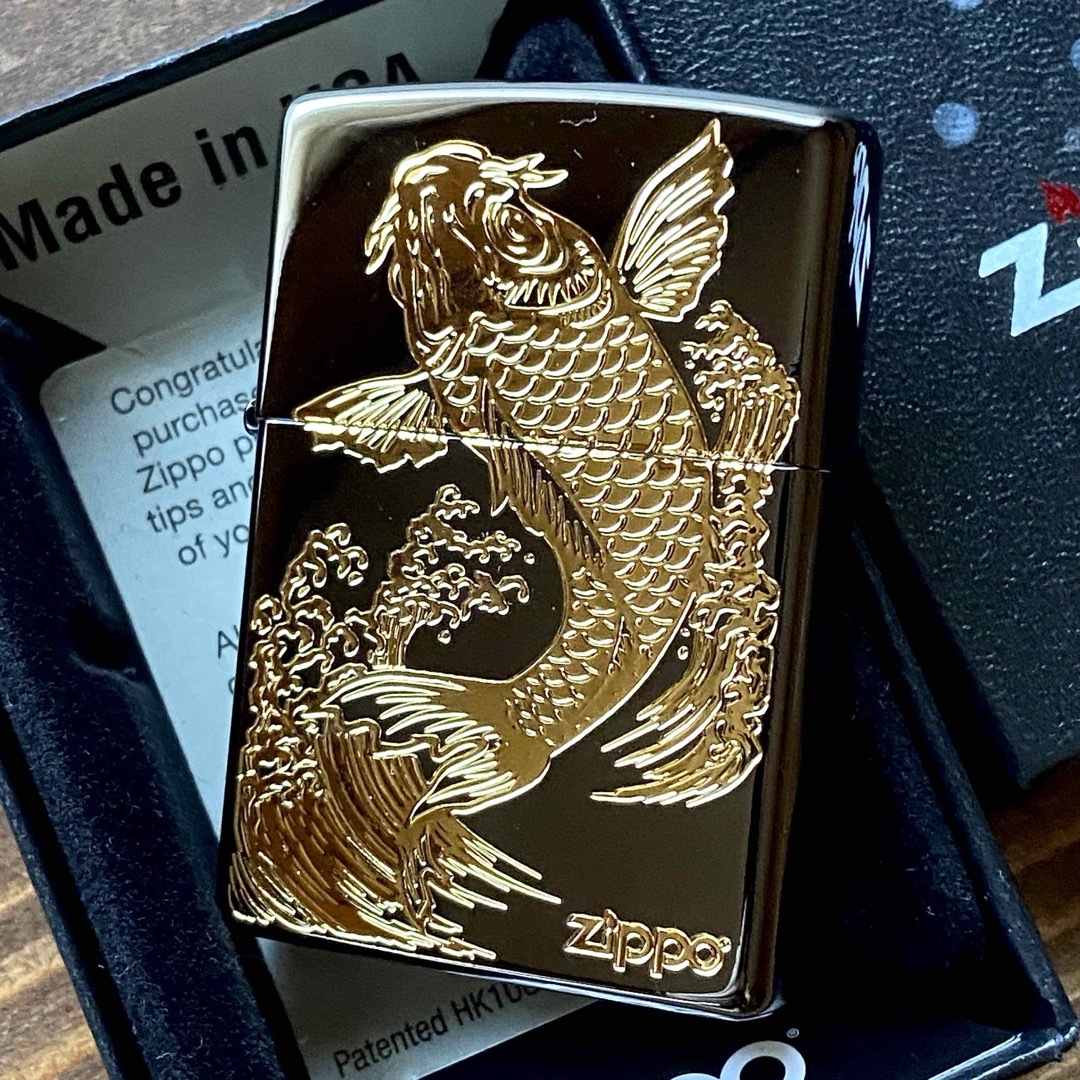 ZIPPO(ジッポー)のZIPPO 鯉 ブラック＆ゴールド 昇鯉 ジッポー 和柄 メンズのファッション小物(タバコグッズ)の商品写真