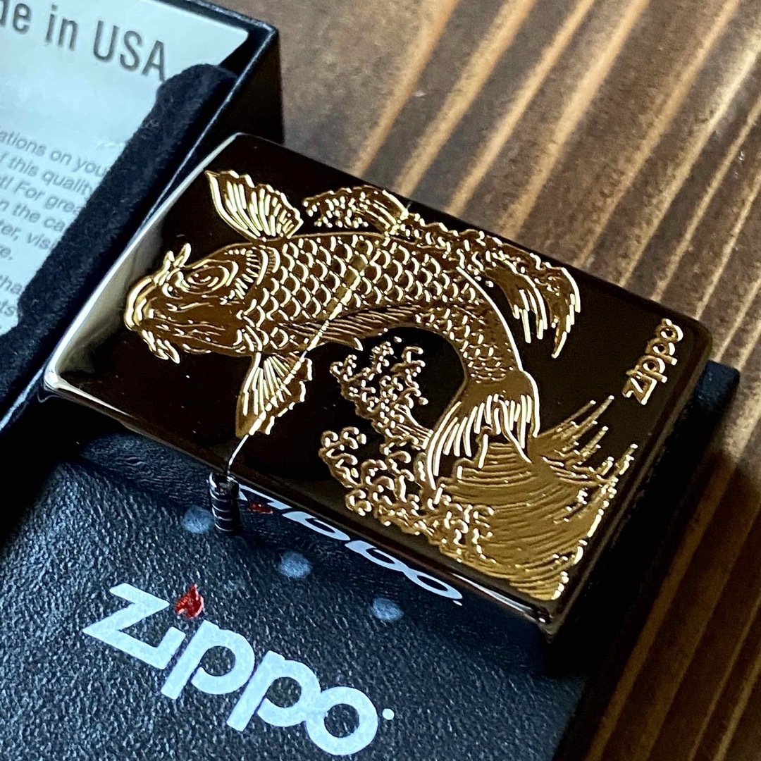 ZIPPO(ジッポー)のZIPPO 鯉 ブラック＆ゴールド 昇鯉 ジッポー 和柄 メンズのファッション小物(タバコグッズ)の商品写真