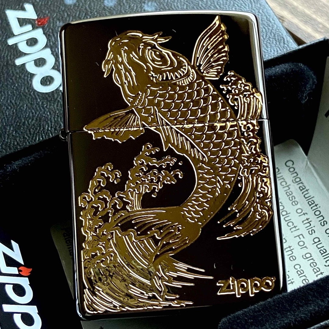 ZIPPO(ジッポー)のZIPPO 鯉 ブラック＆ゴールド 昇鯉 ジッポー 和柄 メンズのファッション小物(タバコグッズ)の商品写真