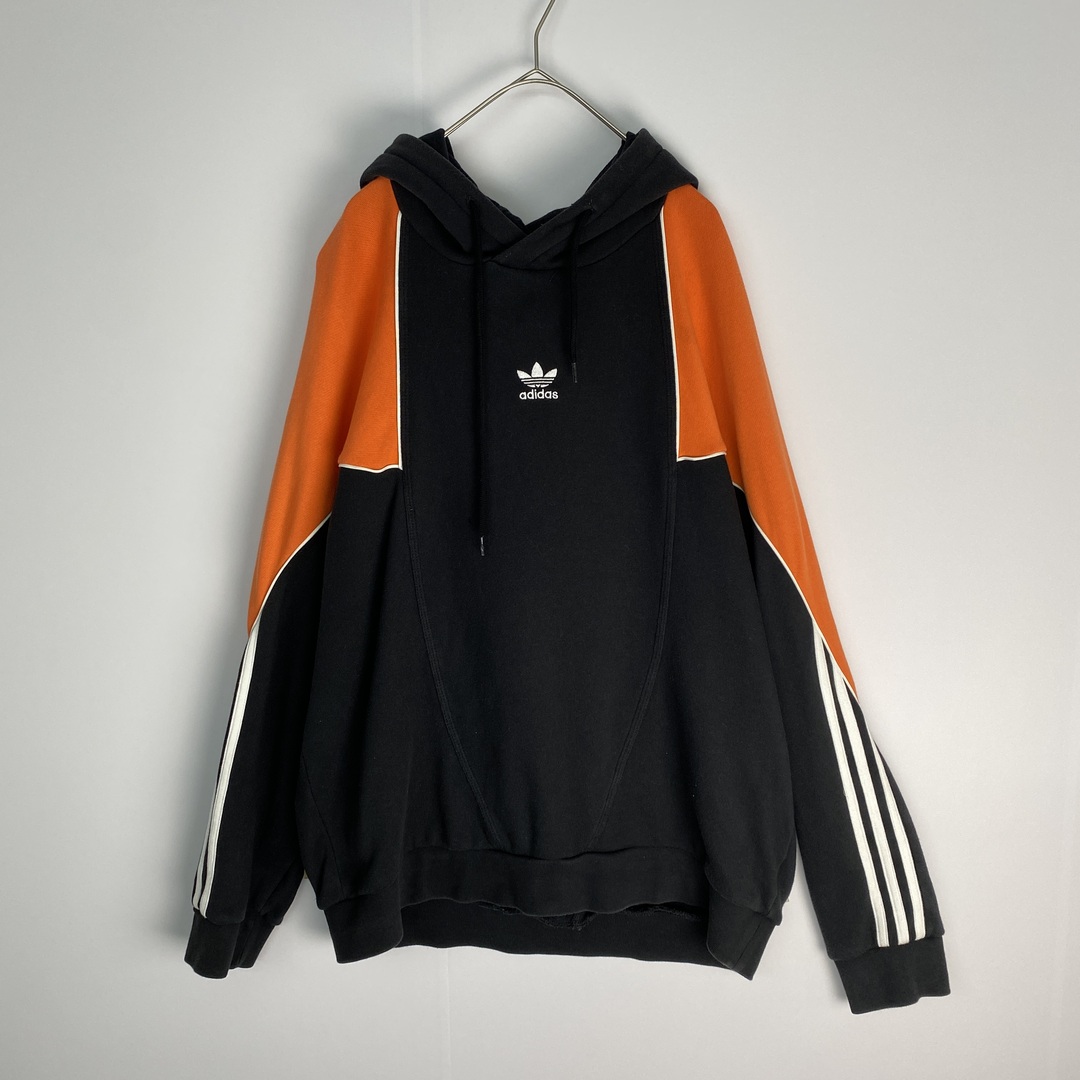 adidas(アディダス)の【アディダス　パーカー　ストリート　オーバーサイズ　黒　オレンジ　古着】 メンズのトップス(パーカー)の商品写真