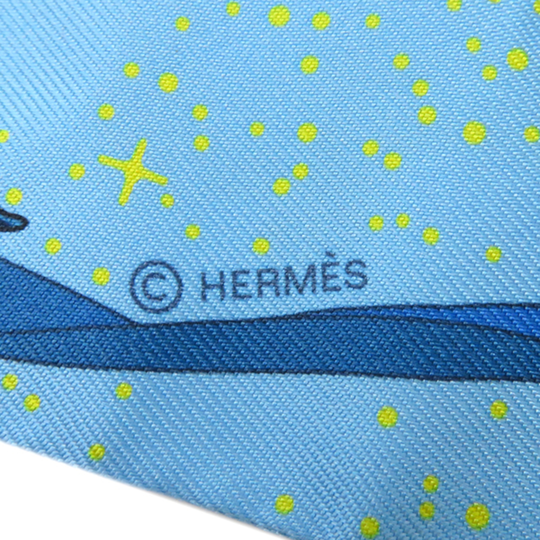 Hermes(エルメス)のエルメス HERMES スカーフ ツイリー シルク ブルー×ジョーヌ×ルージュ 【SPACE DERBY/スペース ダービー】  【箱】【中古】 レディースのファッション小物(バンダナ/スカーフ)の商品写真
