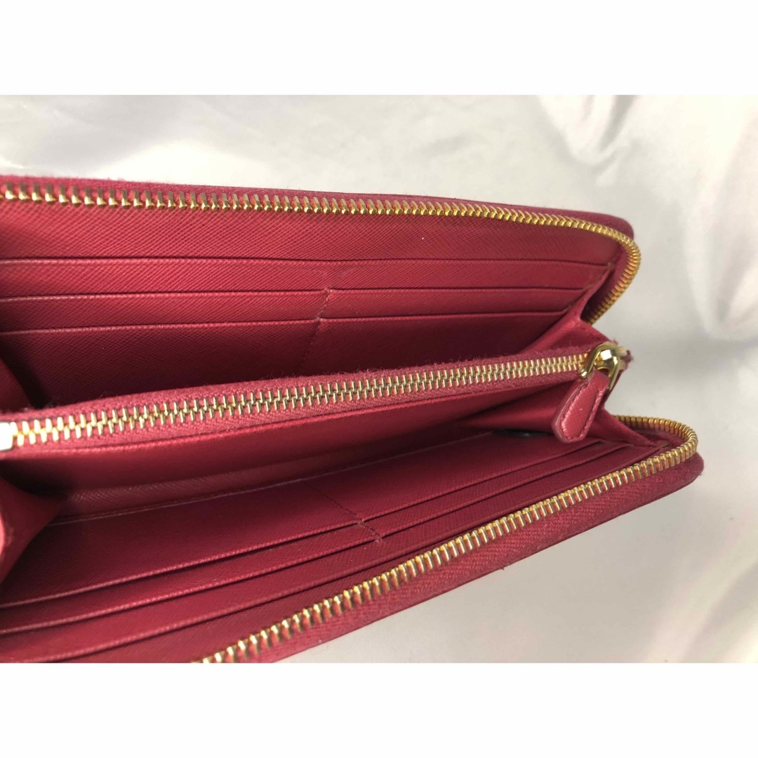 PRADA(プラダ)の超美品　PRADA プラダ 長財布　ラウンドファスナー　エンジ色 レディースのファッション小物(財布)の商品写真