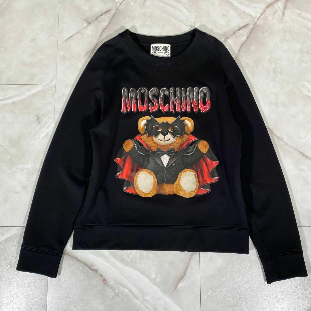 MOSCHINO(モスキーノ)のモスキーノ　ヴァンパイアベアプリントプルオーバー　ブラック　48 クマ　吸血鬼 レディースのトップス(トレーナー/スウェット)の商品写真