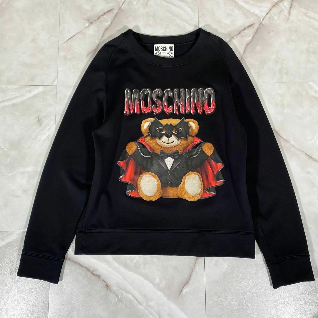 MOSCHINO(モスキーノ)のモスキーノ　ヴァンパイアベアプリントプルオーバー　ブラック　48 クマ　吸血鬼 レディースのトップス(トレーナー/スウェット)の商品写真