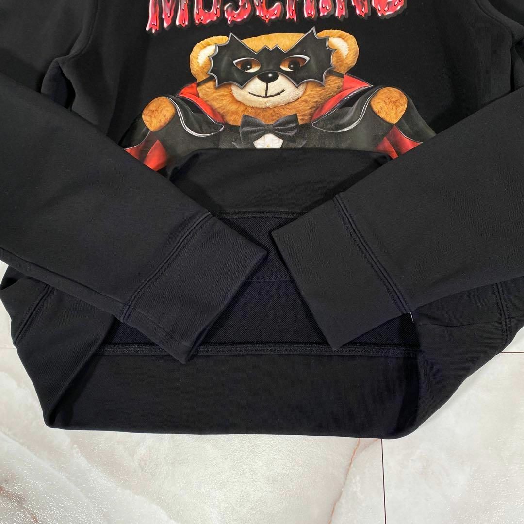 MOSCHINO(モスキーノ)のモスキーノ　ヴァンパイアベアプリントプルオーバー　ブラック　48 クマ　吸血鬼 レディースのトップス(トレーナー/スウェット)の商品写真