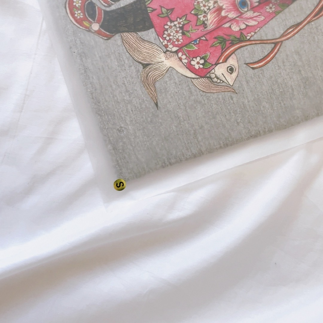 ヒグチユウコ(ヒグチユウコ)のヒグチユウコ 台湾 Tシャツ グレー Sサイズ 新品 レディースのトップス(Tシャツ(半袖/袖なし))の商品写真