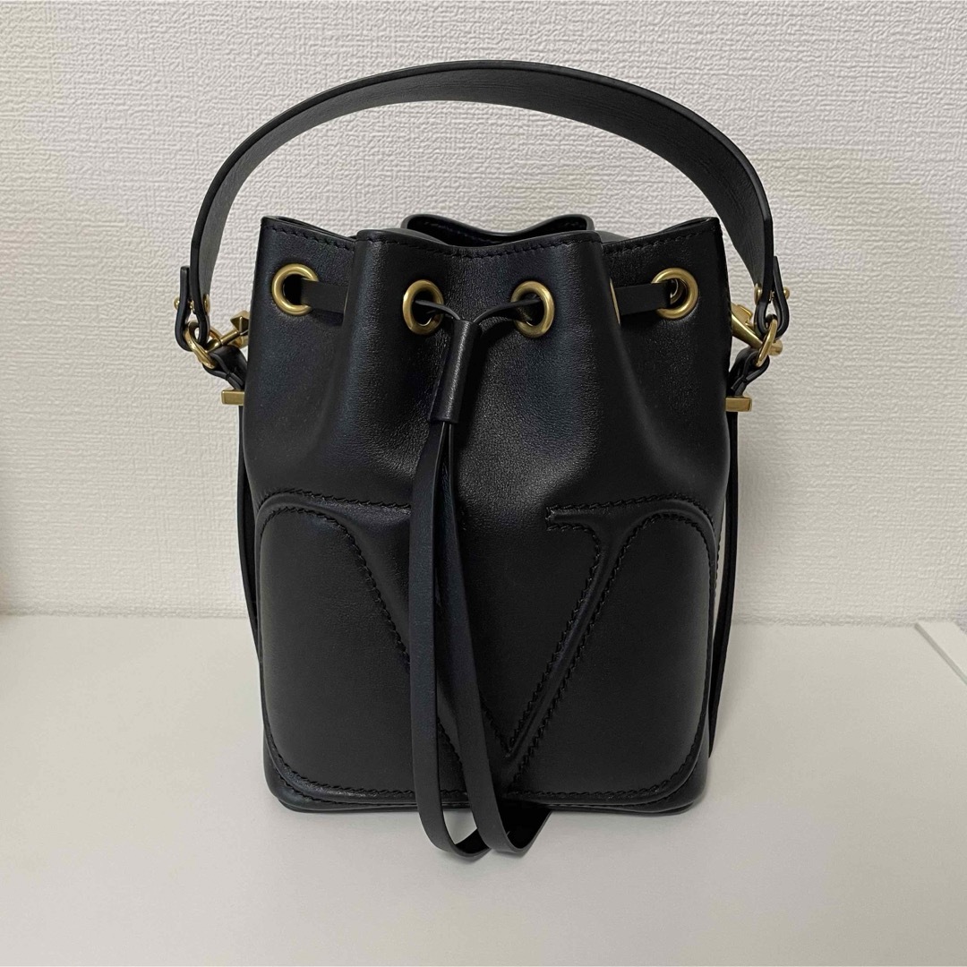 VALENTINO(ヴァレンティノ)の【新品未使用】VALENTINO バケットバッグ レディースのバッグ(ショルダーバッグ)の商品写真