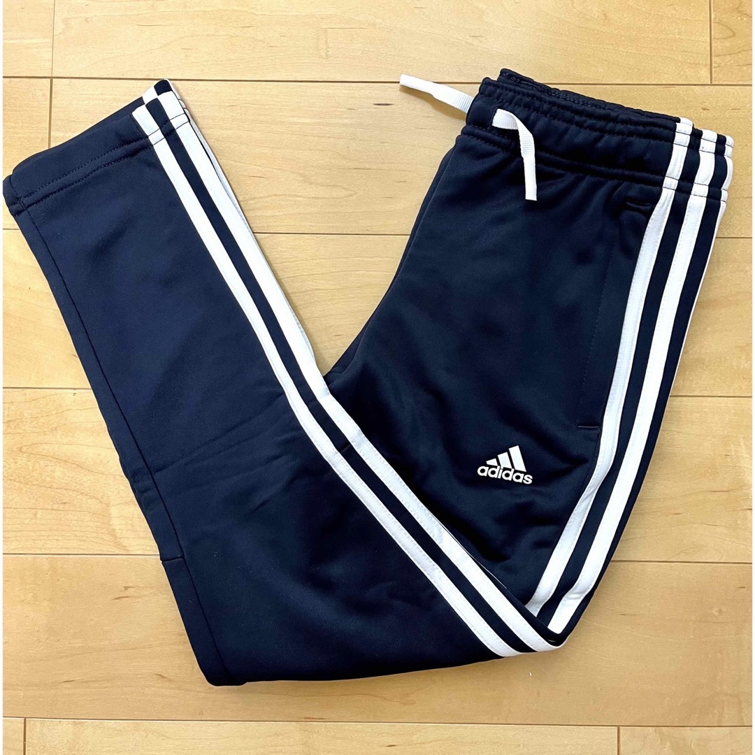 adidas(アディダス)のアディダス ジャージパンツ キッズ adidas 120cm 紺色☆新品未使用 キッズ/ベビー/マタニティのキッズ服男の子用(90cm~)(パンツ/スパッツ)の商品写真