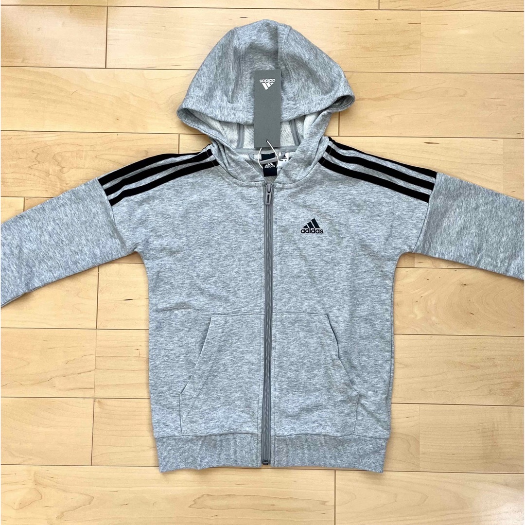 adidas(アディダス)のアディダス adidas ジップパーカー 灰色 キッズ 140cm ☆新品未使用 キッズ/ベビー/マタニティのキッズ服男の子用(90cm~)(ジャケット/上着)の商品写真