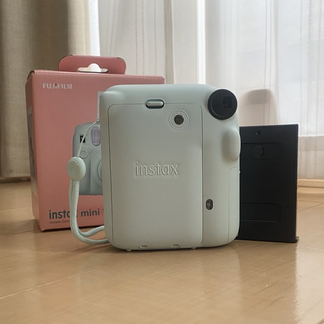 富士フイルム(フジフイルム)のInstax mini 12 （チェキ）本体 ＋ フィルム スマホ/家電/カメラのカメラ(フィルムカメラ)の商品写真